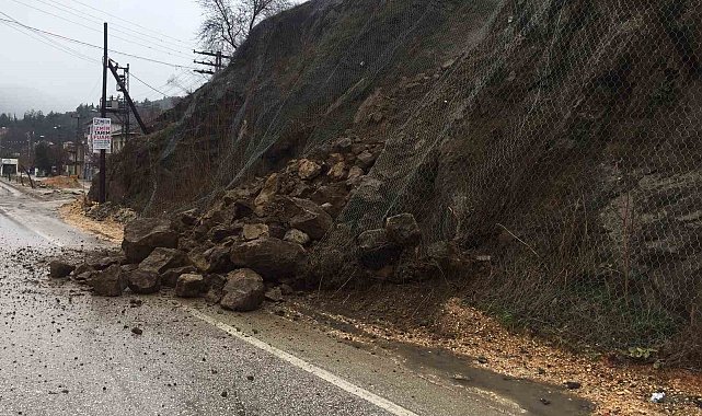 Yola düşen kaya parçaları trafiği aksattı