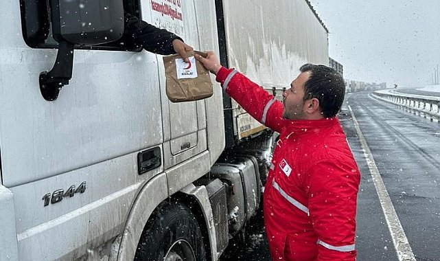 Yolda kalan araçlardaki vatandaşlara sıcak çay ve çorba ikramı