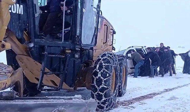 Yolda kalan otomobil iş makinası ile kurtarıldı