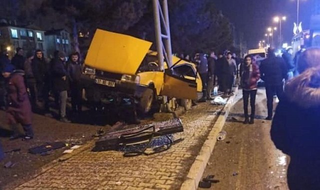 Yön tabelasına çarpan Tofaş marka otomobildeki çocuk hayatını kaybetti