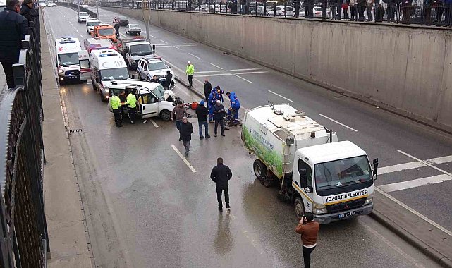 Yozgat'ta çöp toplama aracına çarpan hafif ticari araç sürücüsü yaralandı