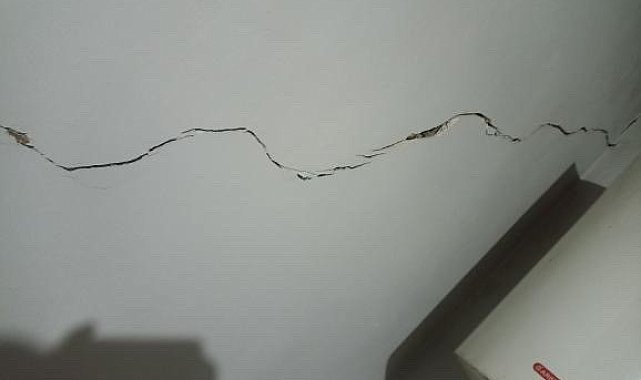 Yüksekova'da depremde bazı köylerde evlerin duvarında çatlaklar oluştu