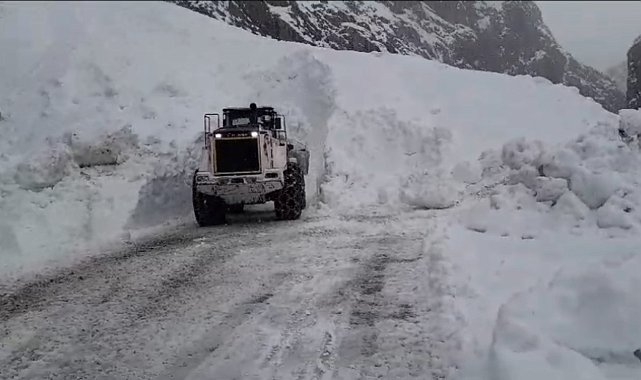 Yüksekova'da düşen çığ nedeniyle kapanan yol ulaşıma açıldı