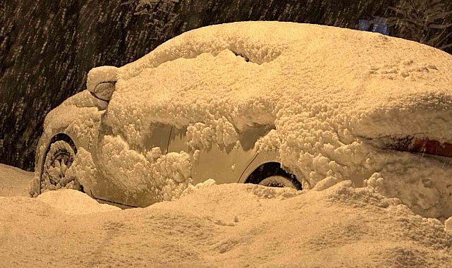 Yüksekova'da kar sevinci: Çocuklar karı eğlenceye çevirirken, gençler halay çekti