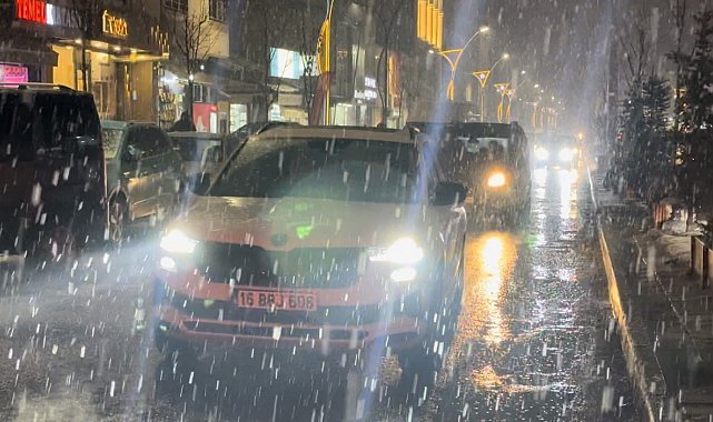 Yüksekova'da kar yağışı başladı