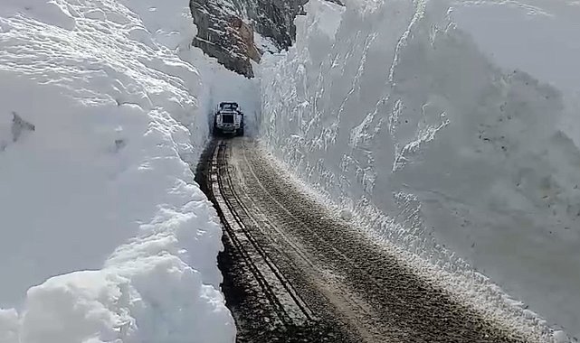 Yüksekova'da kardan 8 metrelik tüneller açıldı