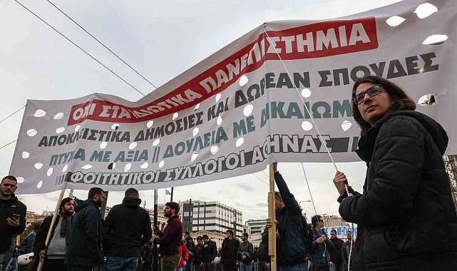 Yunanistan'da öğrenciler sokağa indi