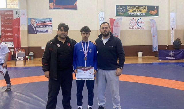 Yunusemreli güreşçi Manisa'ya gümüş madalyayla döndü