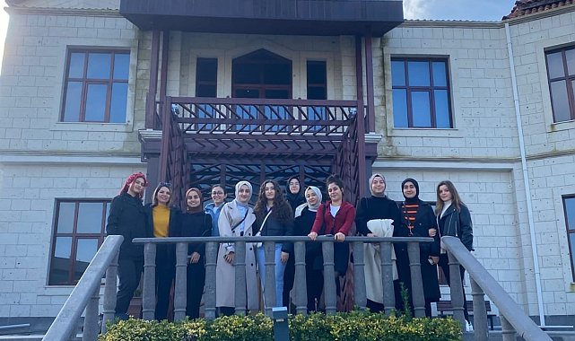 Yurtta kalan öğrenciler Adnan Menderes Müzesi'ni gezerek stres attı