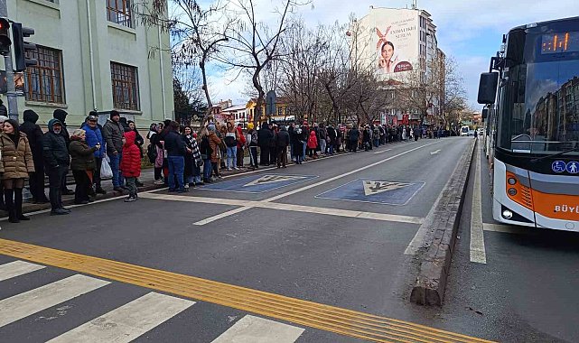 Yüzlerce vatandaş Sivrihisar Dövme Sucuk Festivali'ne gitmek için sıraya girdi