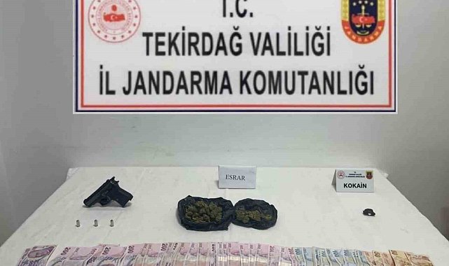 Zehir taciri evinde uyuşturucu ve silahla yakalandı