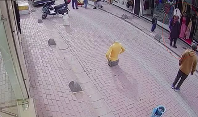Zeytinburnu'nda içinde 3 bin dolar ve 2 araç anahtarı bulunan çantayı çalıp soyundu