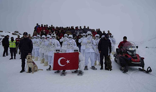 Zigana Dağı'nda JAK timlerinden üniversite öğrencilerine çığda arama eğitimi