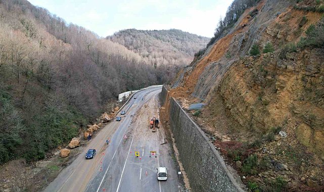 Zonguldak-Ankara kara yolundaki heyelan temizleme çalışmaları havadan görüntülendi