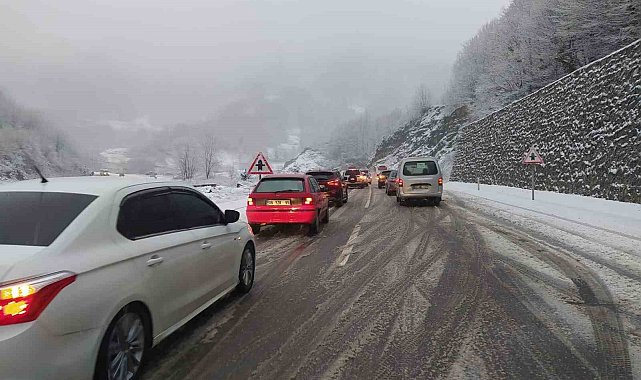 Zonguldak'ta kar yağışı etkili oldu: Karayolunda uzun araç kuyrukları oluştu