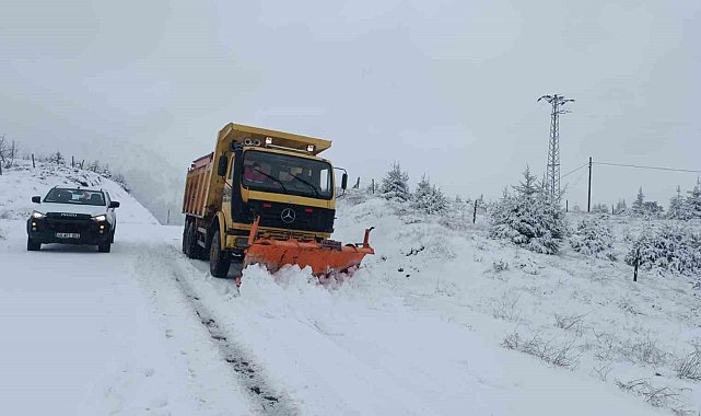 Zorlu kış şartlarında küreme uygulamaları devam ediyor