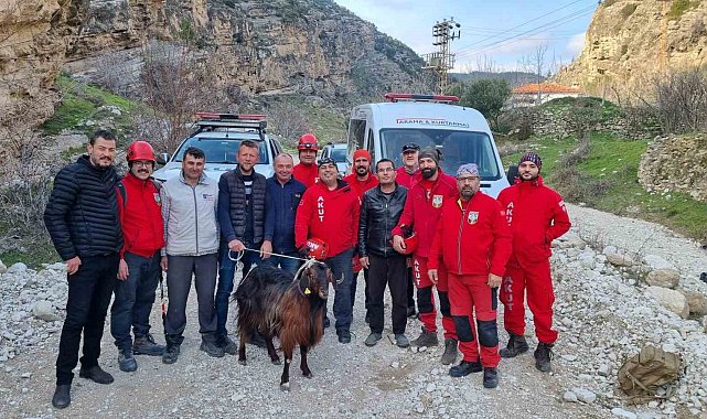 100 metre yükseklikte nefes kesen keçi kurtarma operasyonu