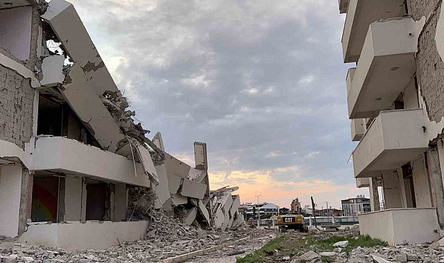 13 katlı bina iş makinesinin darbesiyle yerle bir oldu, yaşanan panik kamerada