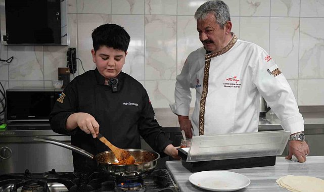 13 yaşındaki Buğra, depremzedelere yemek yaparken aşçılığa merak saldı