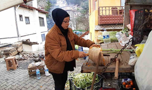 18 yaşındaki genç kız 7 yaşından beri pazar tezgahının başında