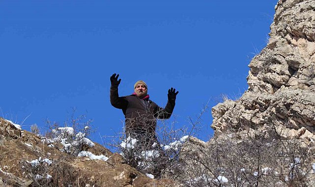 'Yalnız Kurt' lakaplı Nizam Kul, Sitare Dağı'na koşarak tırmanıyor