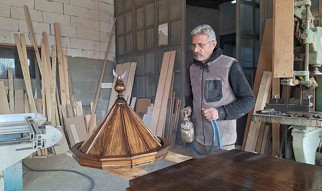 44 yıldır odunları yontuyor