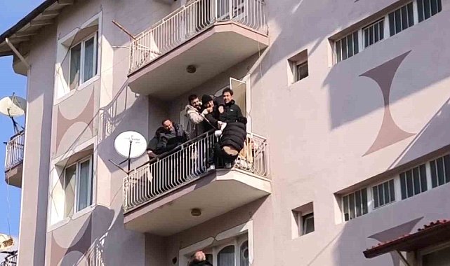 45 yıl hapisle aranan genç sarktığı balkonda polisten kaçamadı