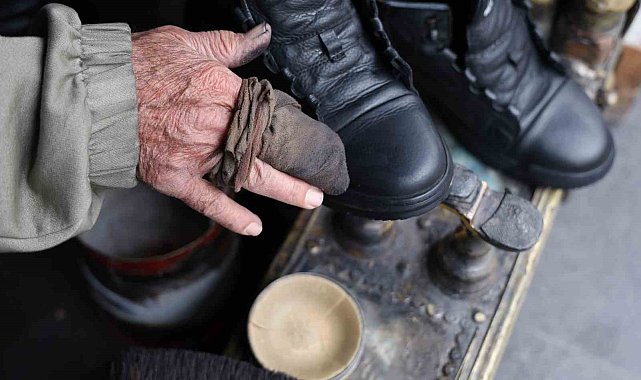 73 yaşındaki "Boyacı Mehmet dayı" 46 yıldır aynı yerde ayakkabı boyuyor