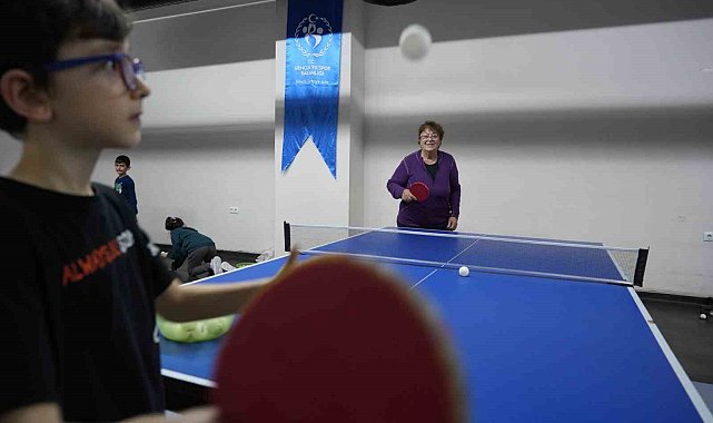 77 yaşındaki 'Dilek teyze' masa tenisi tutkusundan vazgeçemiyor
