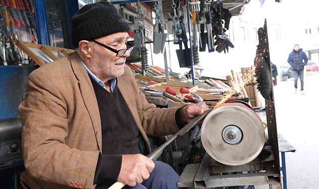 81 yaşındaki usta ilk günkü hevesle mesleğini sürdürüyor