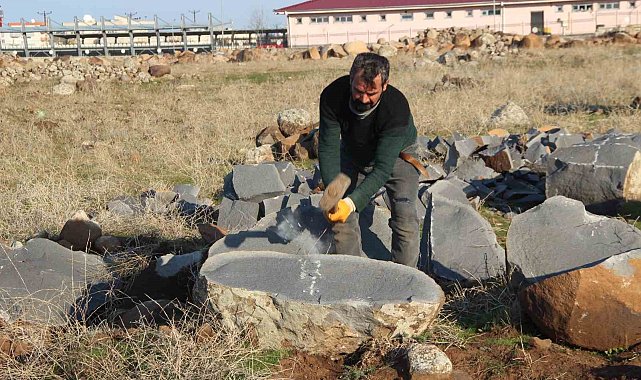 9 çocuk okutan baba, ekmeğini taştan çıkartıyor