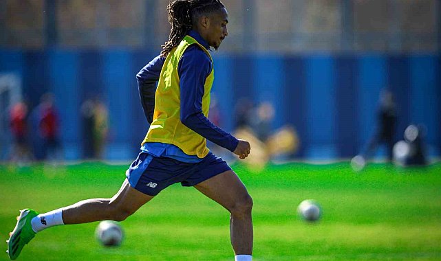 Adana Demirspor'un yeni transferleri takımla antrenmana başladı