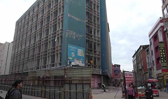 Adana'nın simgelerinden büyük postane yıkılıyor