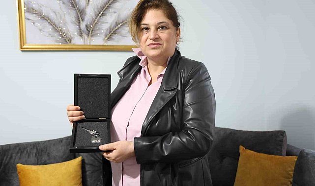 Afetzede vatandaş, anahtarını teslim aldığı yeni evinde yaşayacağı güzel günler için heyecanlanıyor