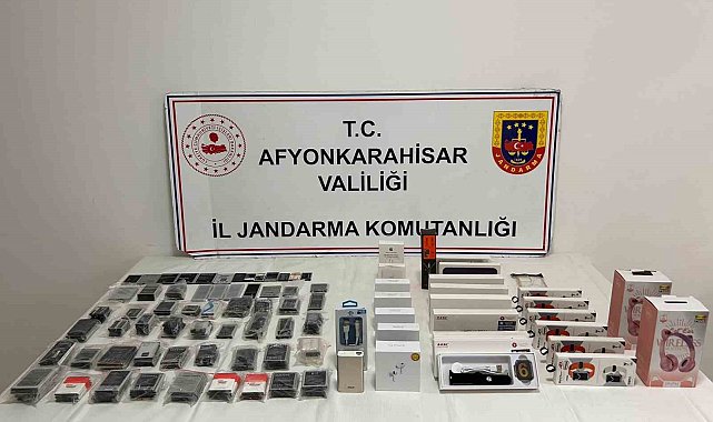 Afyonkarahisar'da kaçak telefon aksesuarları ele geçirildi