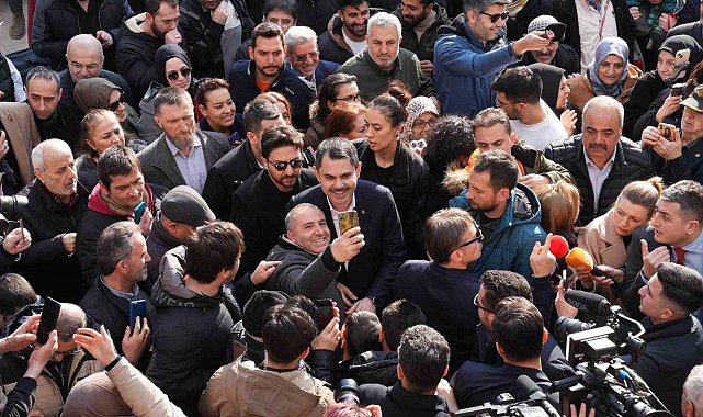 AK Parti İBB Başkan Adayı Kurum, Bahçelievler'de esnaf ziyareti sırasında tramvay sürdü