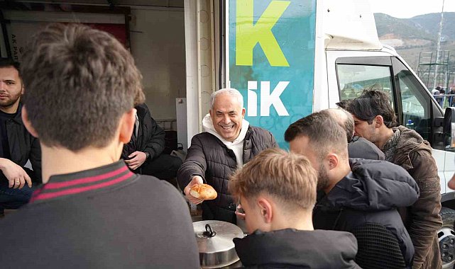 AK Parti'den maçın devre arasında taraftarlara çay simit ikramı