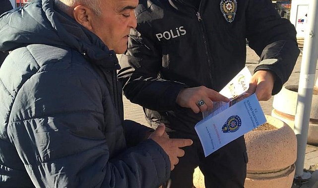 Alaca'da vatandaşa broşür dağıtılarak dolandırıcılık uyarısı yapıldı