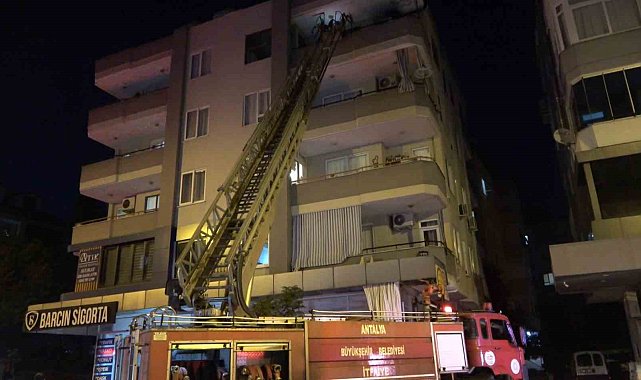 Alanya'da dört katlı binanın en üst katındaki yangın korkuttu