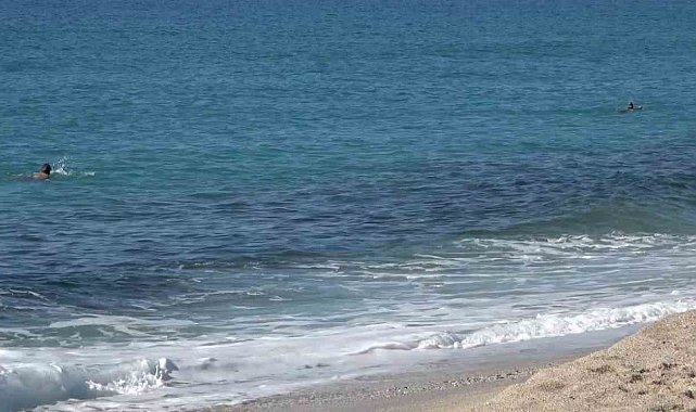 Alanya'da güzel havayı fırsat bilen turistler deniz kenarına koştu