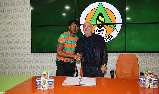 Alanyaspor, Nijeryalı genç futbolcu Akinlosotu ile profesyonel sözleşme imzaladı