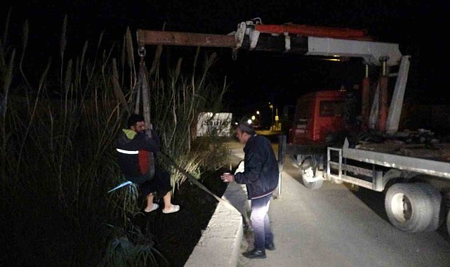 Alkollü sürücünün kanala uçtuğu motosiklet halatla çıkarıldı