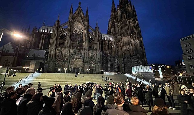 Almanya'da 6 Şubat depreminin yıldönümünde tarihi Dom Katedrali önünde anma programı