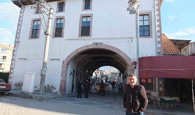 Altından yol geçen 280 yıllık cami ilgi odağı