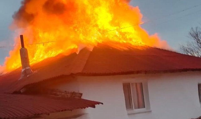 Amasya'da ahşap ev alevlere teslim oldu