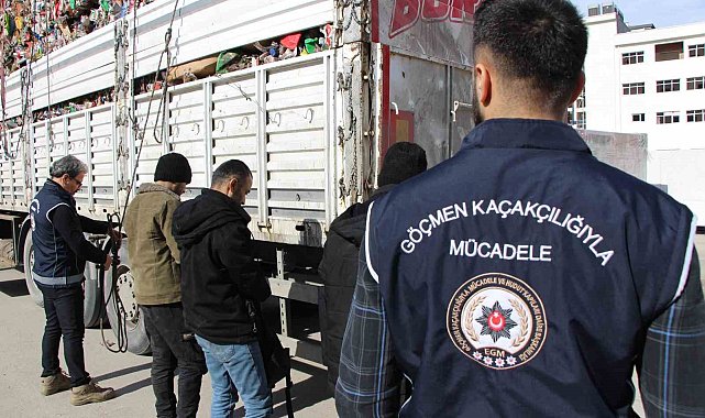 Amasya&#039;da çöp dolu tırdan 3 kaçak göçmen çıktı