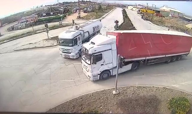 Amasya'da faciadan dönüldü, tankere çarpmaktan kurtulan tır yola devrildi