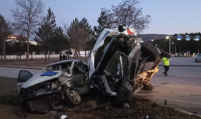 Ambulans ile otomobilin çarpıştığı kaza güvenlik kamerasına yansıdı