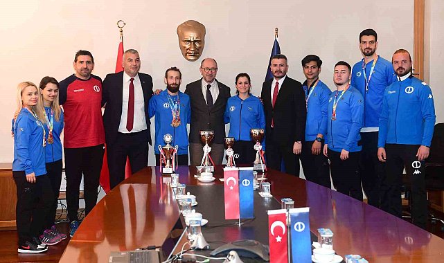 Anadolu Üniversitesi Rektörü Prof. Dr. Fuat Erdal madalya ve kupalarla dönen öğrencilerle buluştu