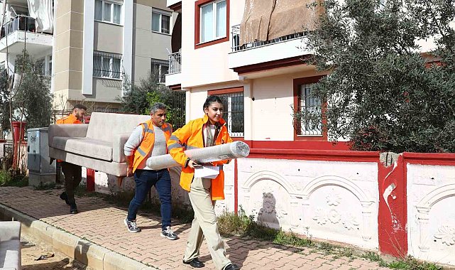 Antalya Büyükşehir'den selzedelere eşya yardımı